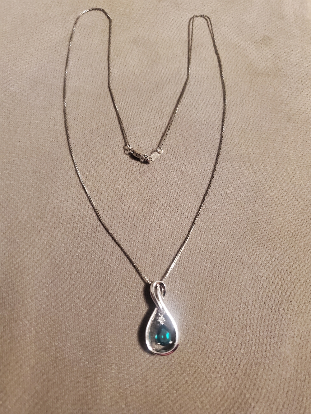 Sterling-Style Teardrop Necklace with Deep Green Stone 18" Chain Womens